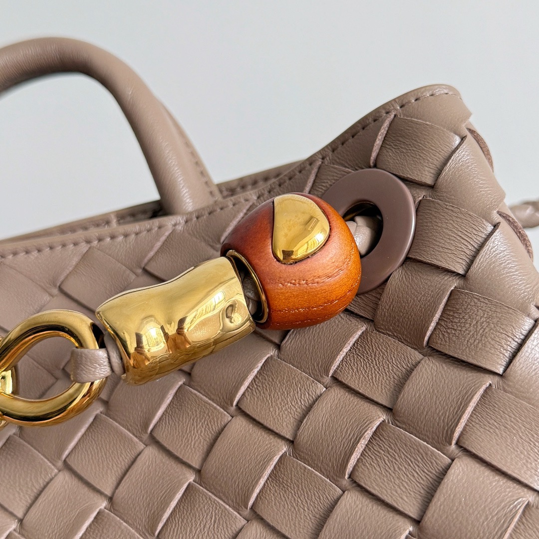 Bottega Veneta 보테가베네타 Andiamo 인트레치아토 토트 크로스백 9