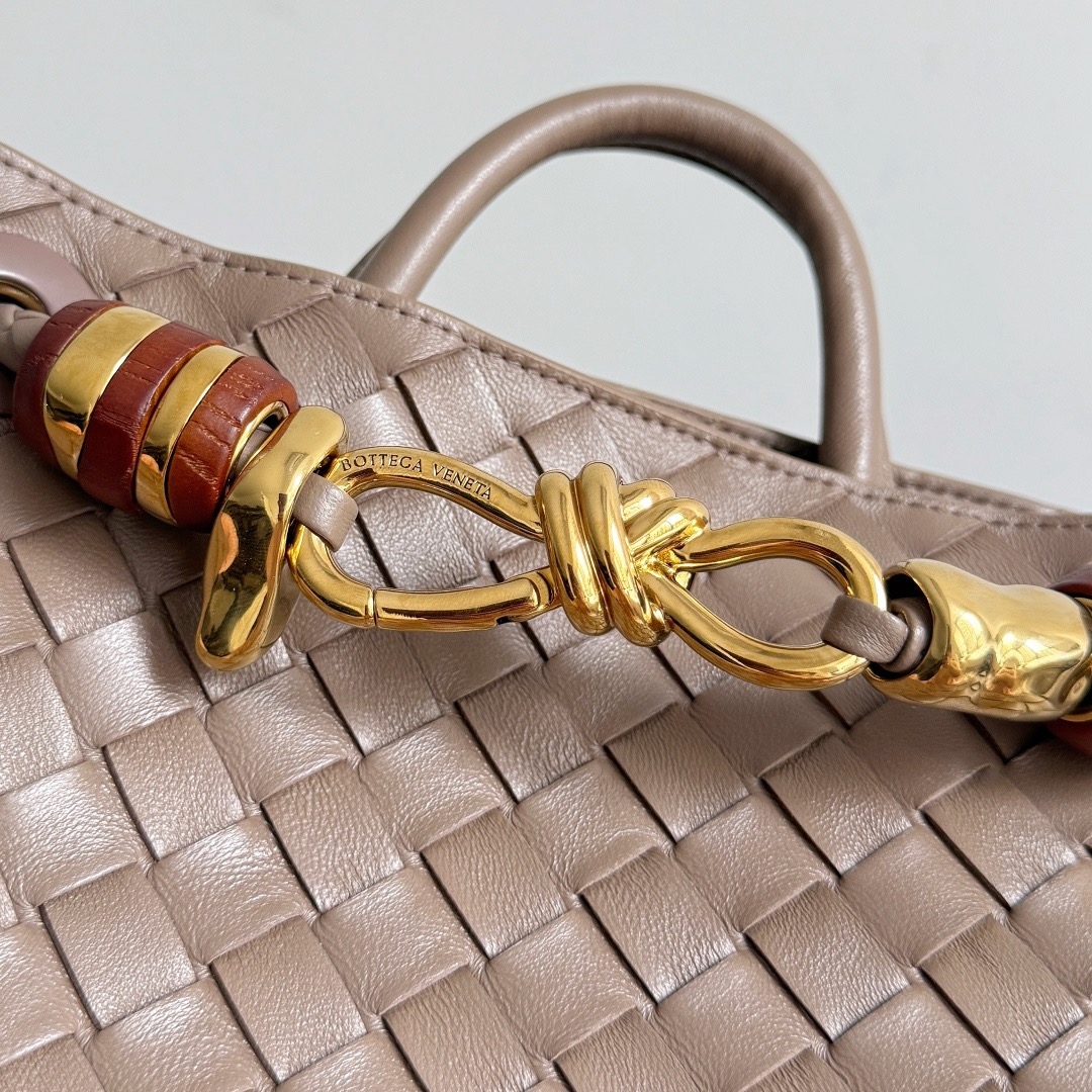 Bottega Veneta 보테가베네타 Andiamo 인트레치아토 토트 크로스백 10