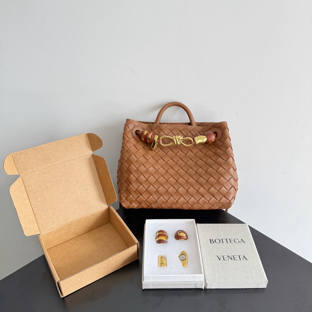 BOTTEGA VENETA 보테가베네타 Andiamo 안디아모 인트레치아토 숄더 토트백 1