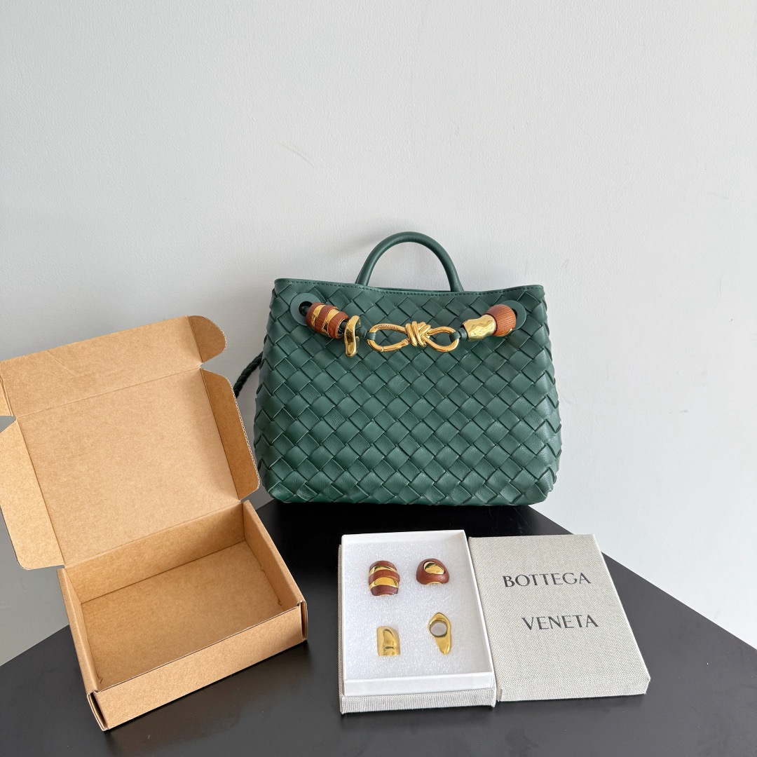 BOTTEGA VENETA 보테가베네타 Andiamo 인트레치아토 토트 크로스백 1