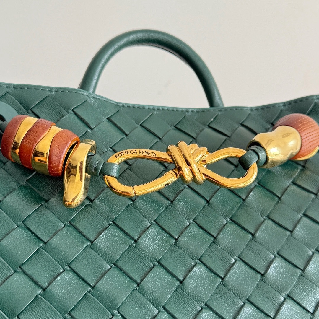 BOTTEGA VENETA 보테가베네타 Andiamo 인트레치아토 토트 크로스백 4