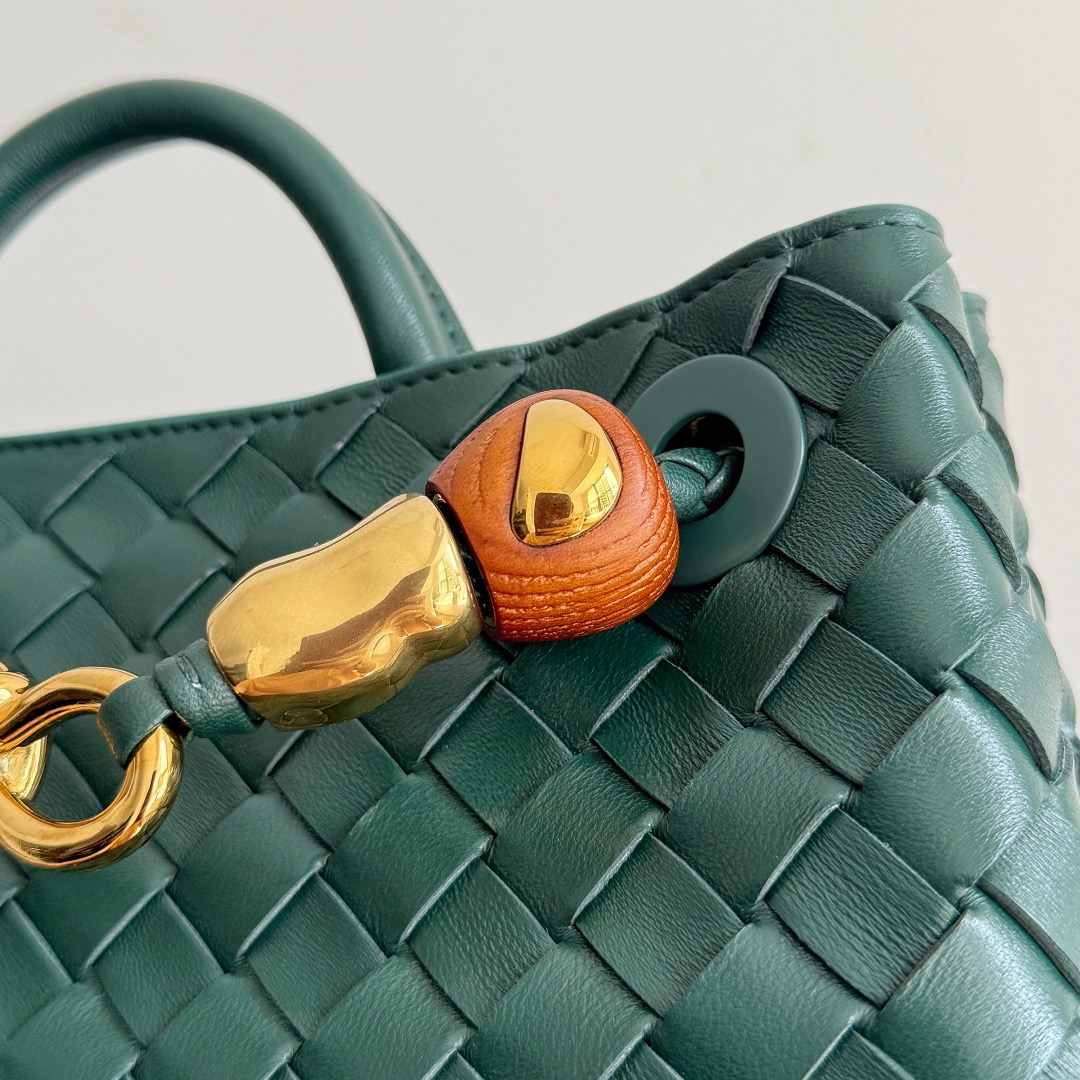 BOTTEGA VENETA 보테가베네타 Andiamo 인트레치아토 토트 크로스백 5