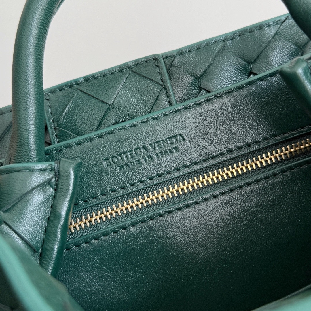 BOTTEGA VENETA 보테가베네타 Andiamo 인트레치아토 토트 크로스백 8