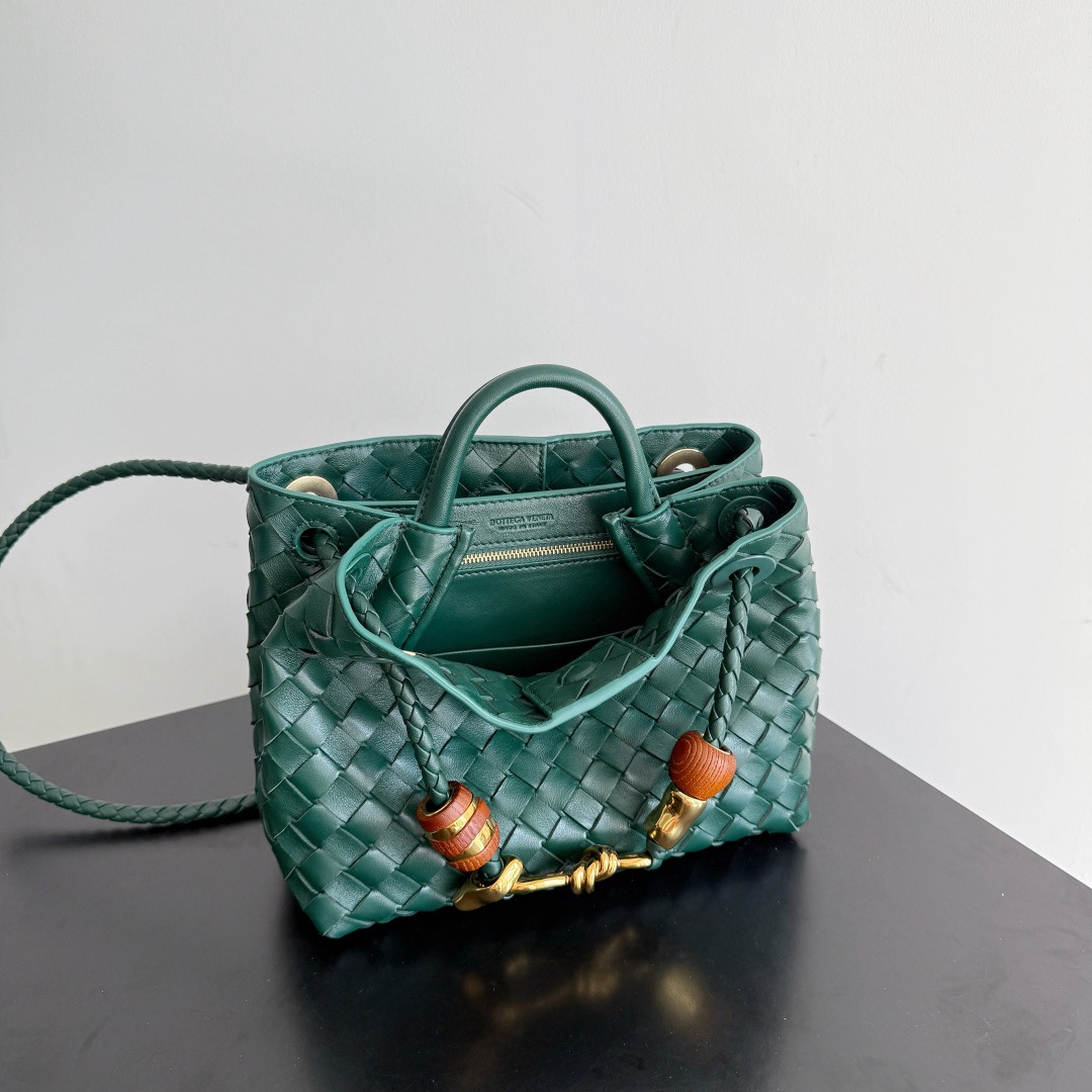 BOTTEGA VENETA 보테가베네타 Andiamo 인트레치아토 토트 크로스백 9