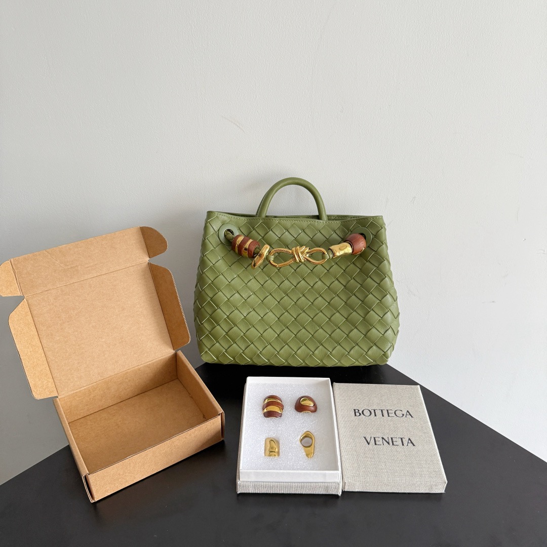 BOTTEGA VENETA 보테가베네타 Andiamo 인트레치아토 토트백 1