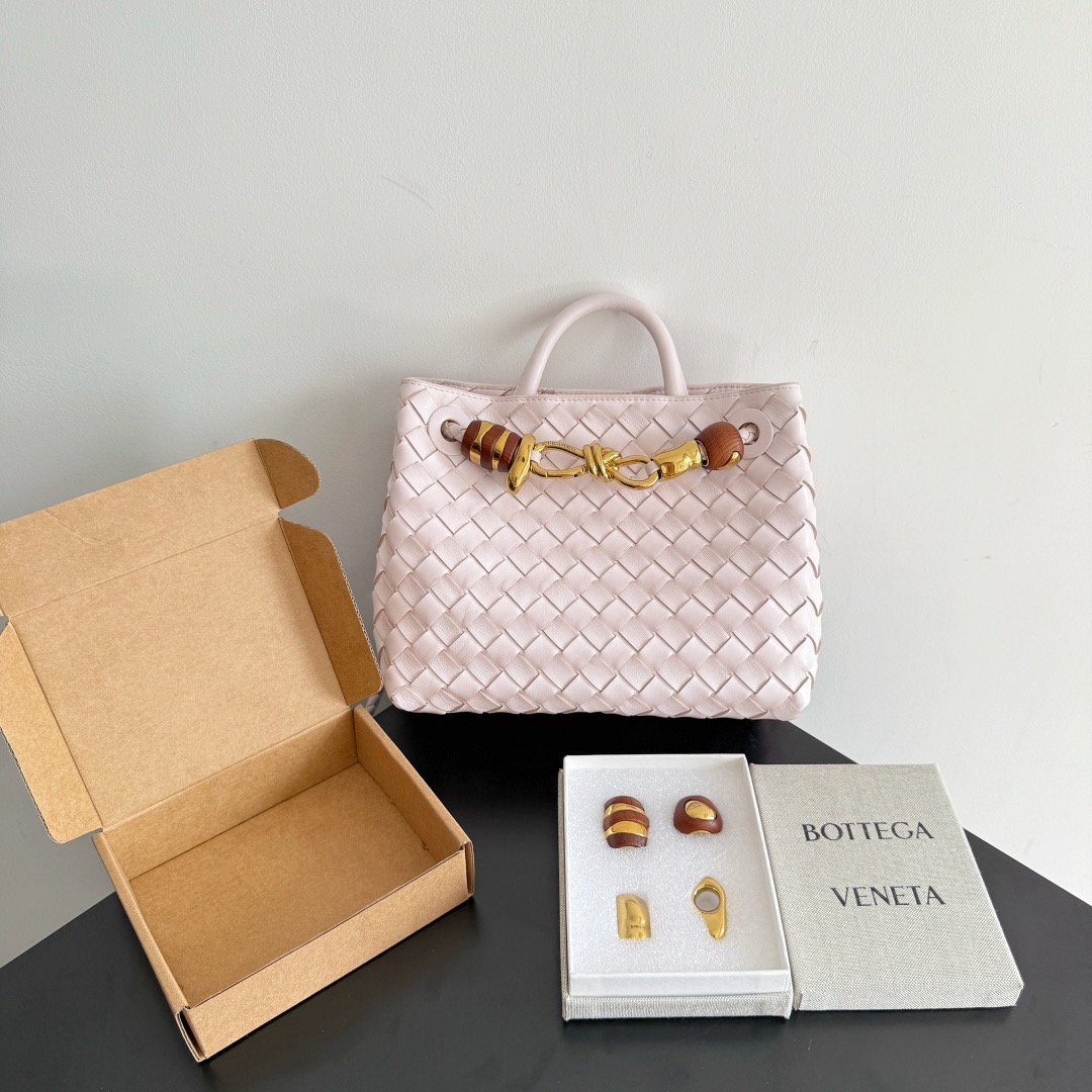 BOTTEGA VENETA 보테가베네타 Andiamo 인트레치아토 미니 토트 크로스백 1
