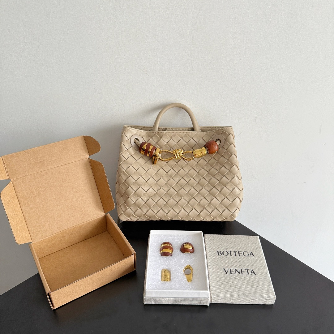 Bottega Veneta 보테가베네타 Andiamo 인트레치아토 숄더 토트백 1