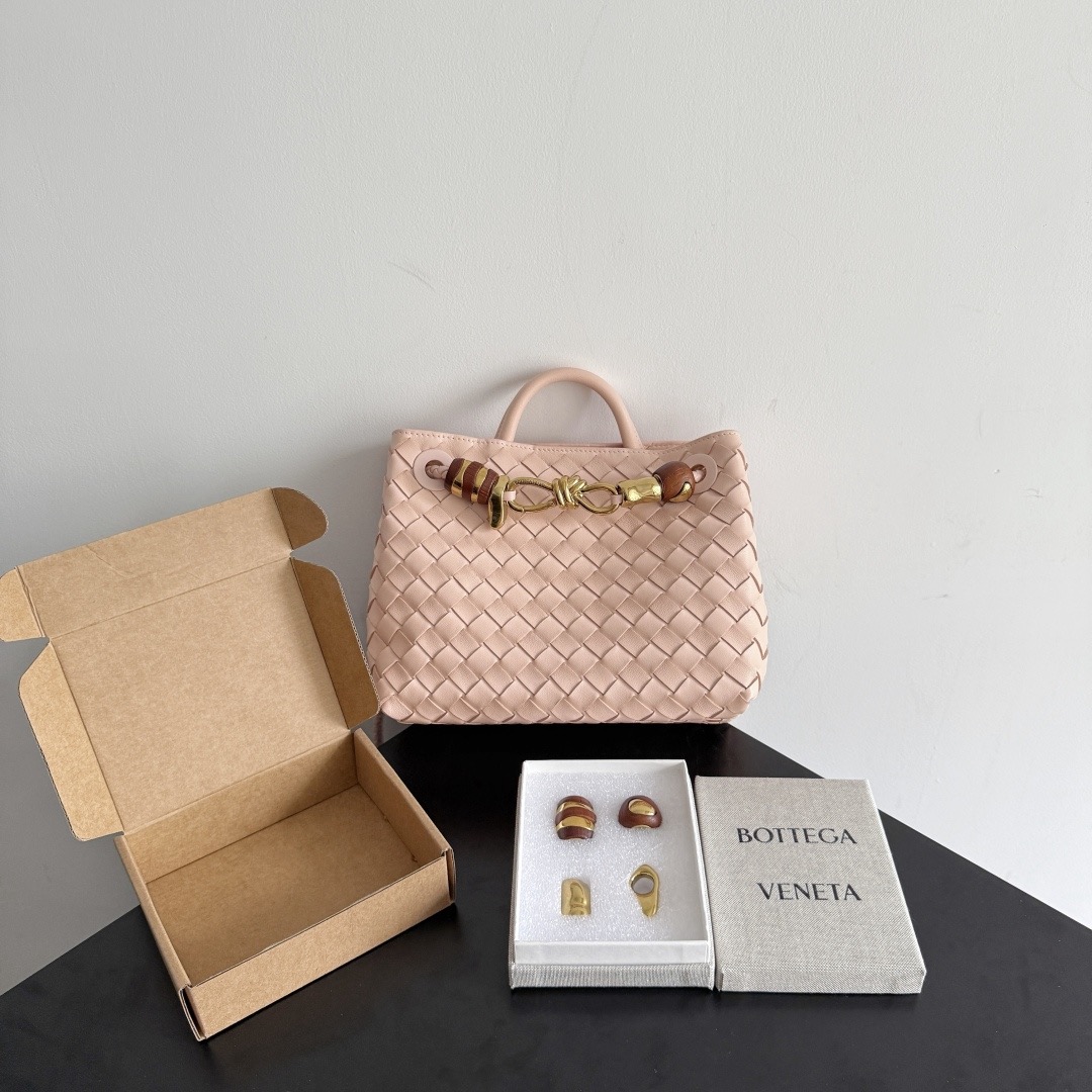 BOTTEGA VENETA 보테가베네타 Andiamo 인트레치아토 토트 크로스백 1