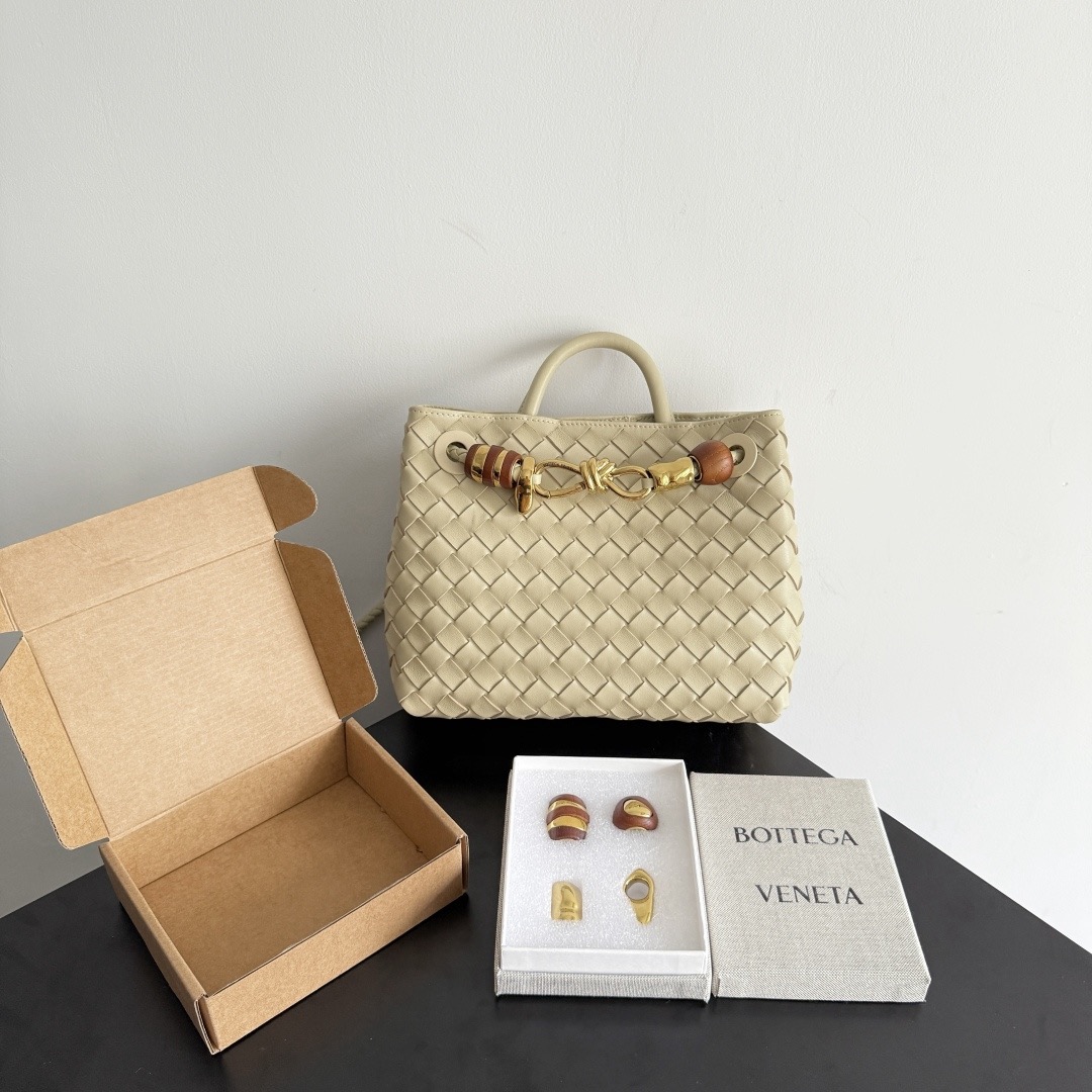 BOTTEGA VENETA 보테가베네타 Andiamo 인트레치아토 숄더 토트백 1