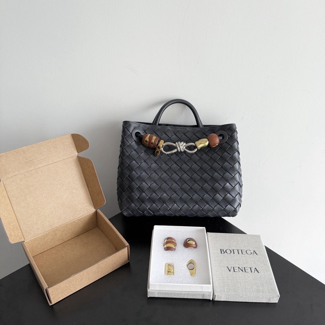 BOTTEGA VENETA 보테가베네타 Andiamo 인트레치아토 토트백 1