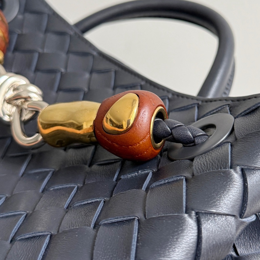 BOTTEGA VENETA 보테가베네타 Andiamo 인트레치아토 토트백 4