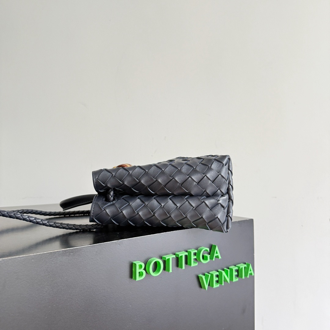 BOTTEGA VENETA 보테가베네타 Andiamo 인트레치아토 토트백 6