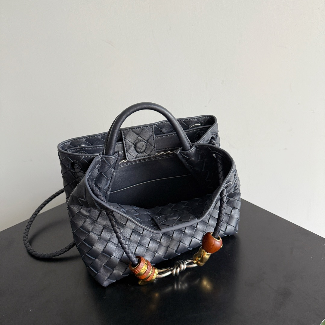 BOTTEGA VENETA 보테가베네타 Andiamo 인트레치아토 토트백 9