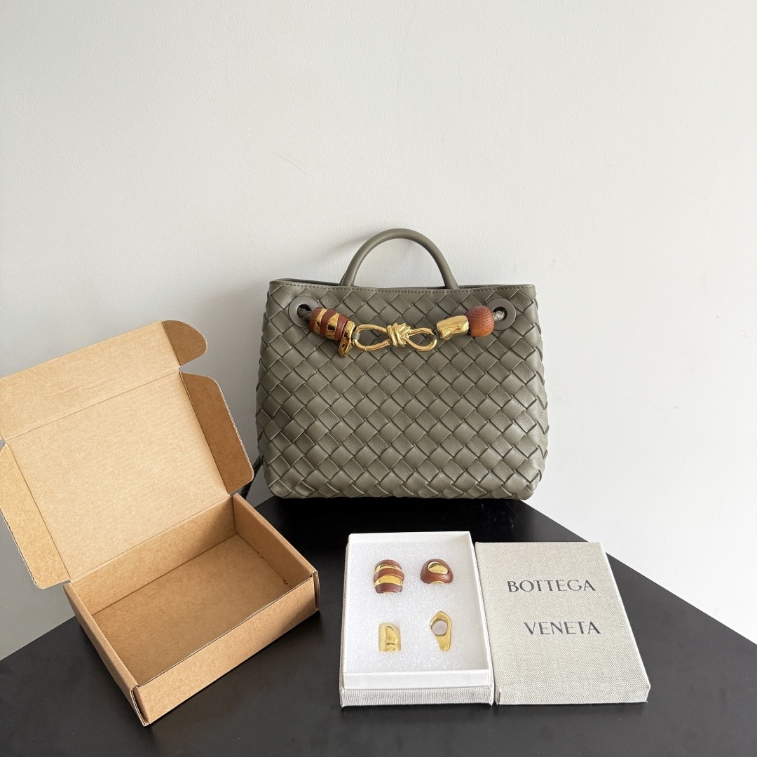 BOTTEGA VENETA 보테가베네타 Andiamo 인트레치아토 크로스바디 백 1