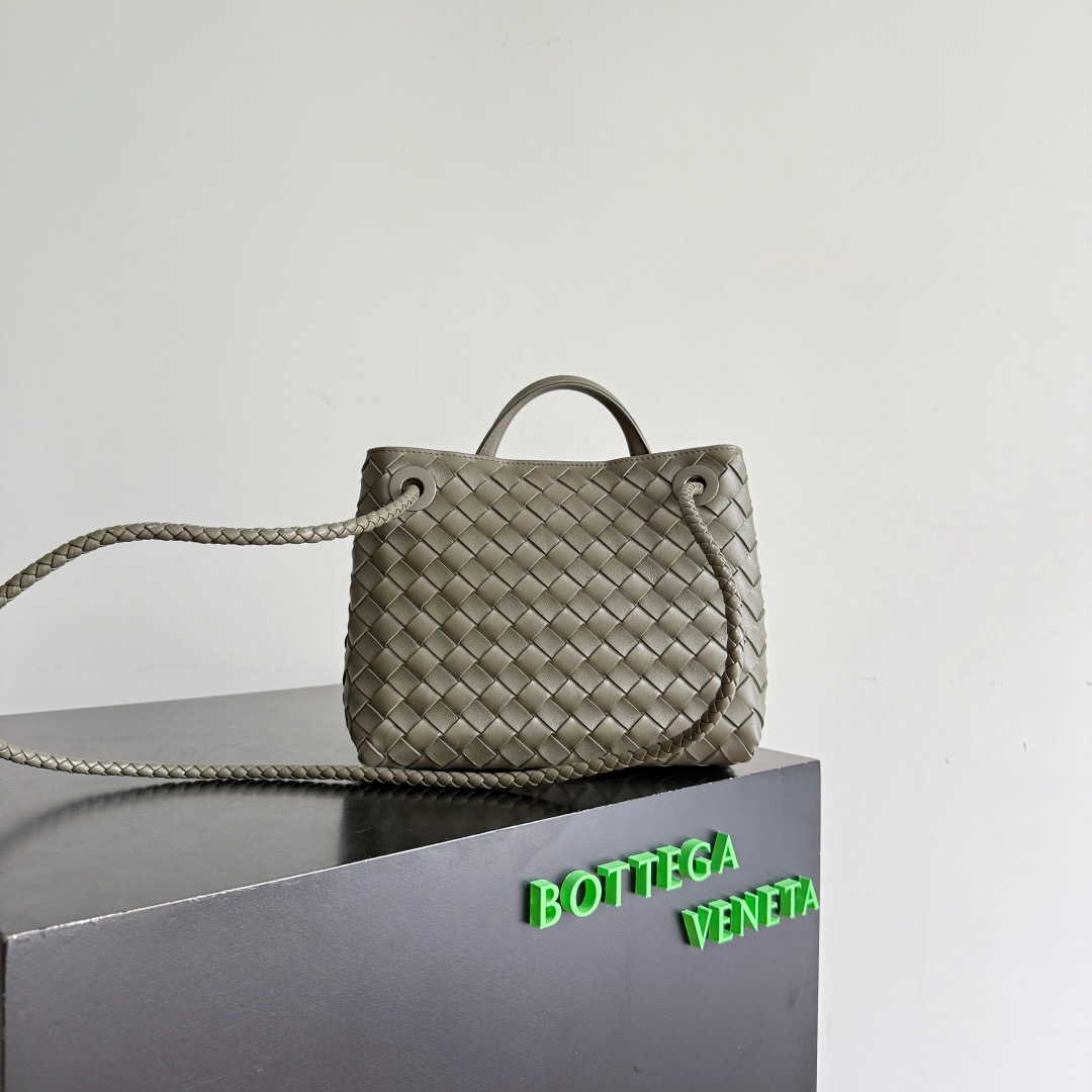 BOTTEGA VENETA 보테가베네타 Andiamo 인트레치아토 크로스바디 백 3