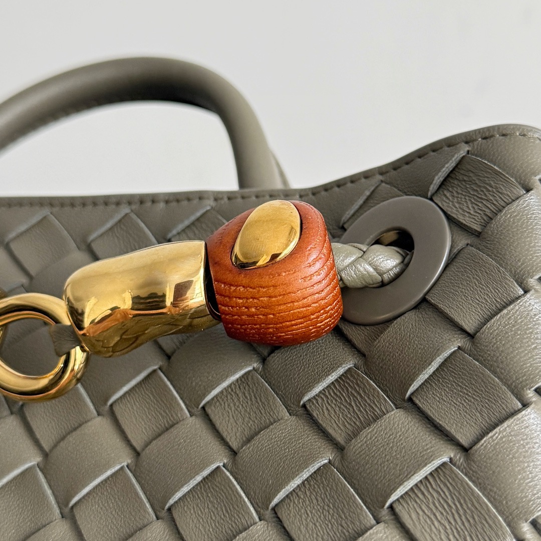 BOTTEGA VENETA 보테가베네타 Andiamo 인트레치아토 크로스바디 백 6