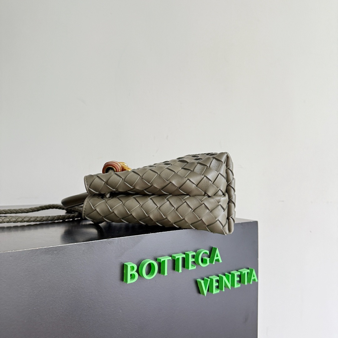 BOTTEGA VENETA 보테가베네타 Andiamo 인트레치아토 크로스바디 백 7