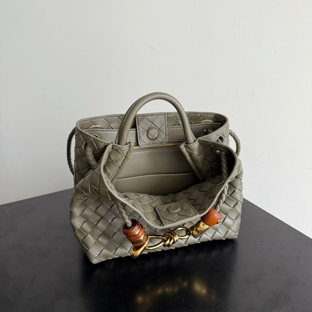 BOTTEGA VENETA 보테가베네타 Andiamo 인트레치아토 크로스바디 백 9