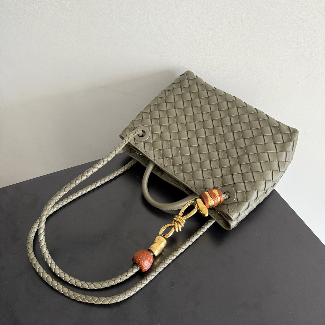 BOTTEGA VENETA 보테가베네타 Andiamo 인트레치아토 크로스바디 백 10
