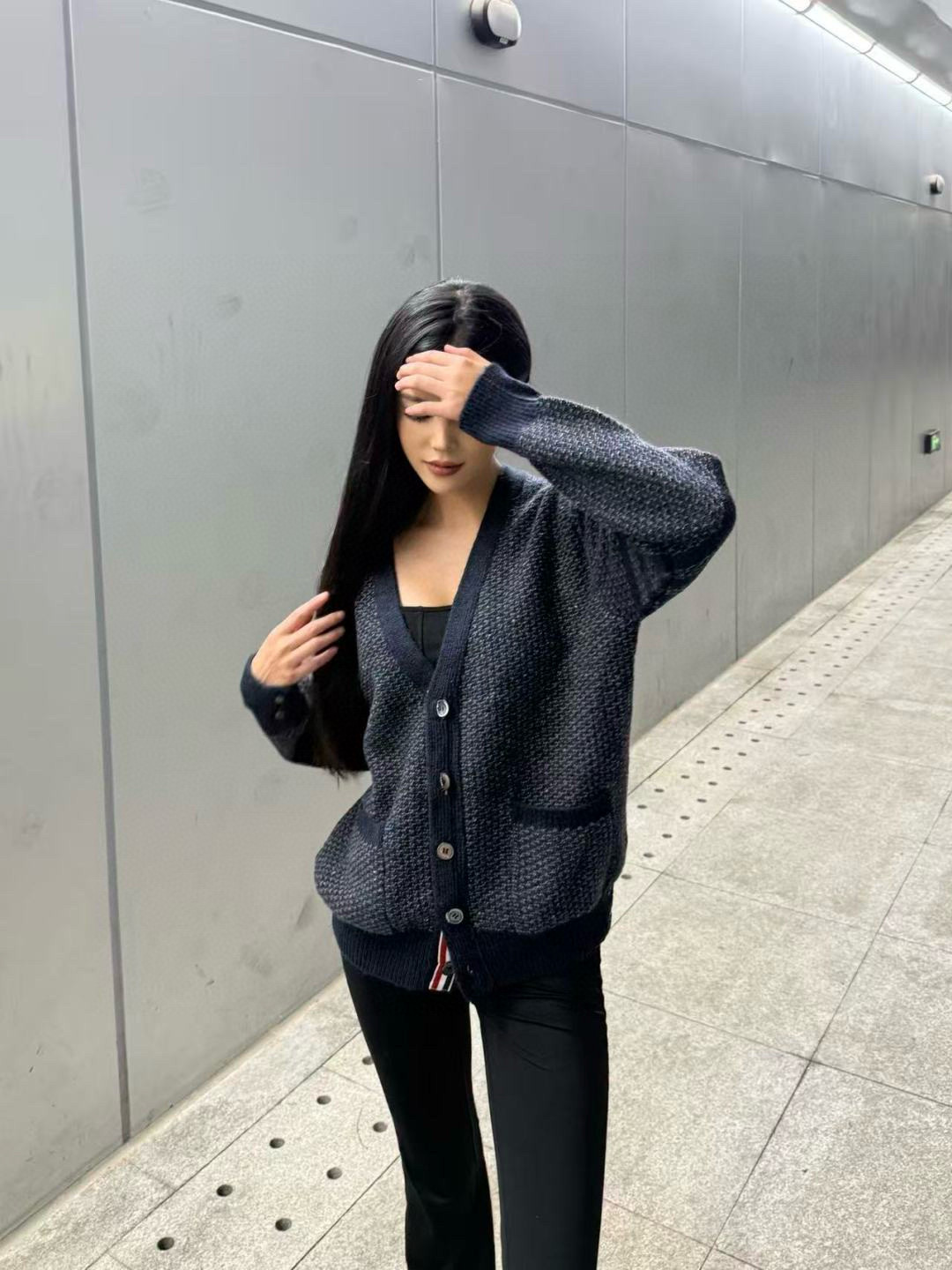 Thom Browne 톰브라운 러프 니트 피쉬스케일 패턴 가디건 2