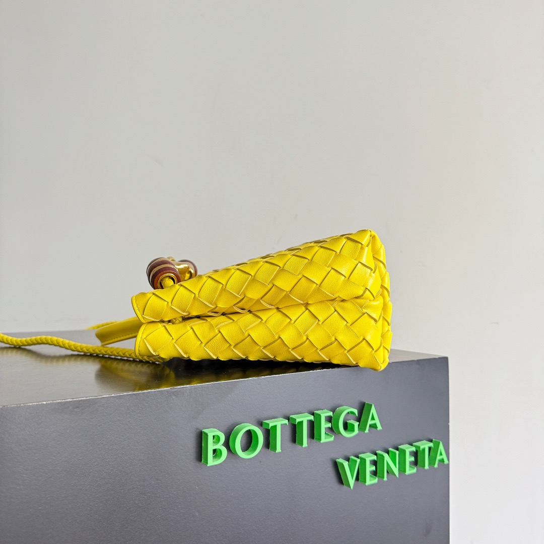 Bottega Veneta 보테가베네타 Andiamo 인트레치아토 미니 토트 크로스백 7