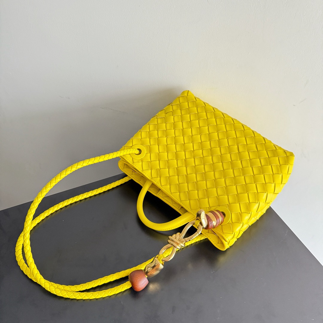 Bottega Veneta 보테가베네타 Andiamo 인트레치아토 미니 토트 크로스백 10