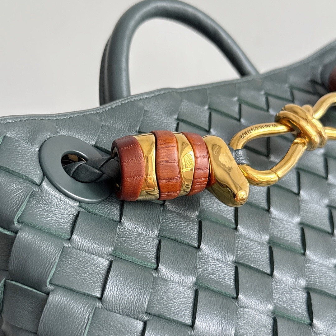 BOTTEGA VENETA 보테가베네타 Andiamo 인트레치아토 토트 크로스백 4
