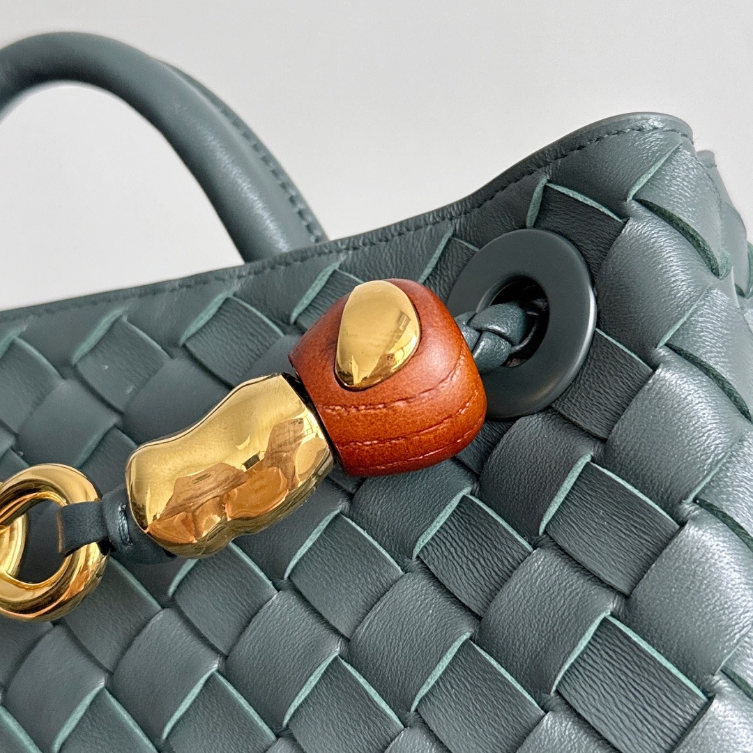 BOTTEGA VENETA 보테가베네타 Andiamo 인트레치아토 토트 크로스백 6