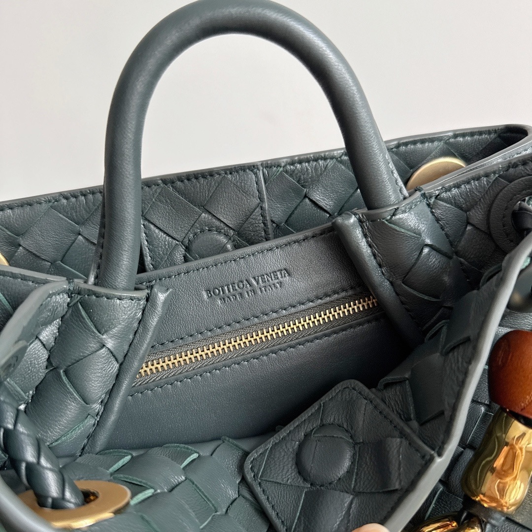 BOTTEGA VENETA 보테가베네타 Andiamo 인트레치아토 토트 크로스백 7
