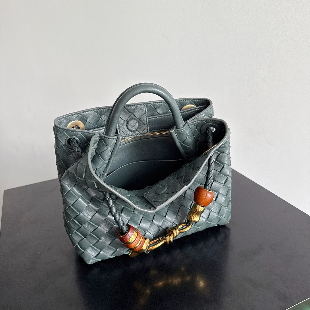 BOTTEGA VENETA 보테가베네타 Andiamo 인트레치아토 토트 크로스백 10