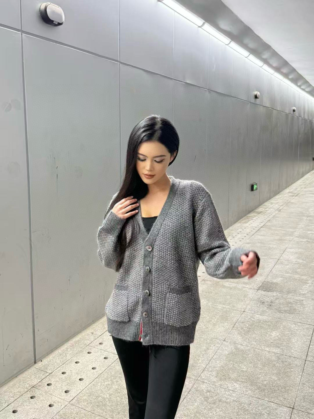 Thom Browne 톰브라운 러프 니트 피쉬스케일 패턴 가디건 1