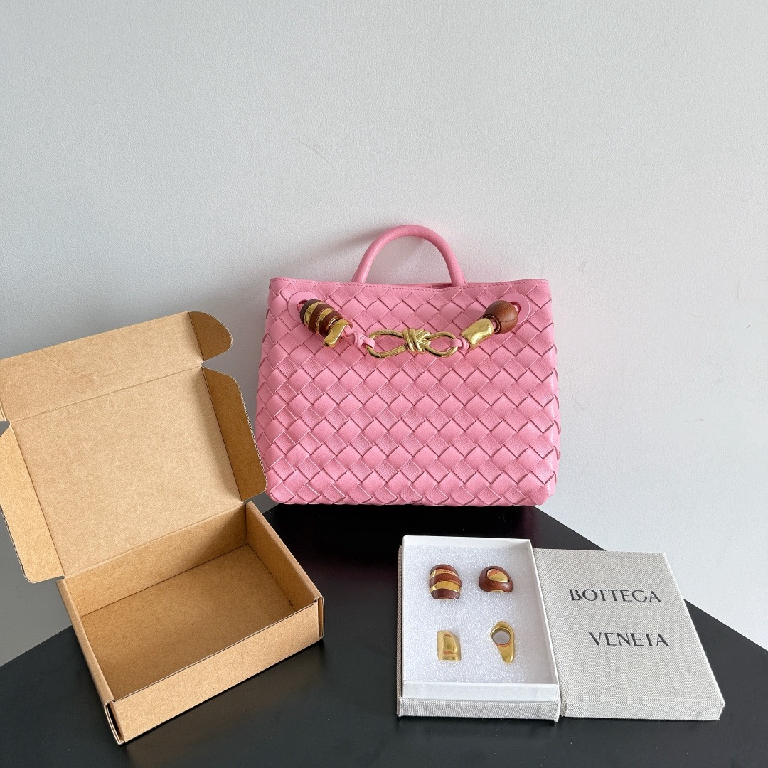 BOTTEGA VENETA 보테가베네타 Andiamo 인트레치아토 미니 토트백 1