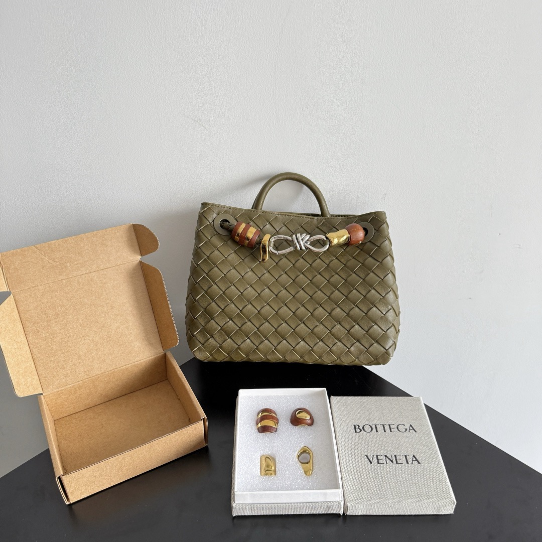 BOTTEGA VENETA 보테가베네타 Andiamo 인트레치아토 토트백 1