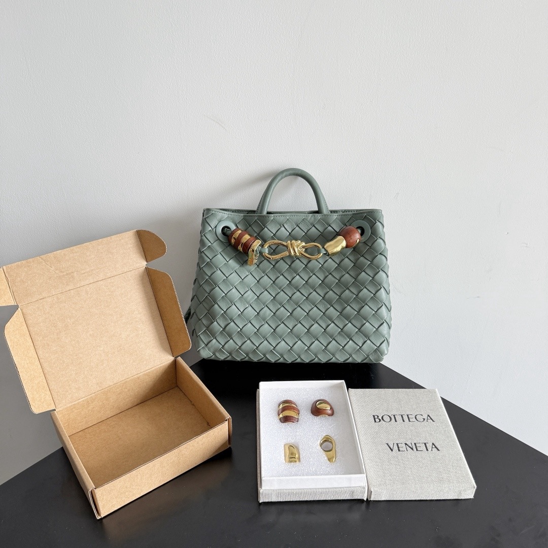 BOTTEGA VENETA 보테가베네타 Andiamo 인트레치아토 토트 크로스백 1