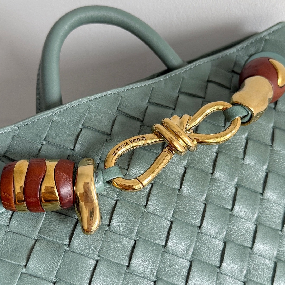 BOTTEGA VENETA 보테가베네타 Andiamo 인트레치아토 토트 크로스백 4