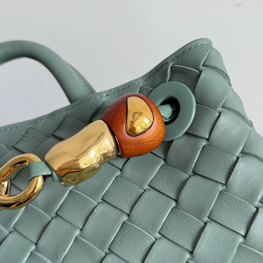 BOTTEGA VENETA 보테가베네타 Andiamo 인트레치아토 토트 크로스백 6