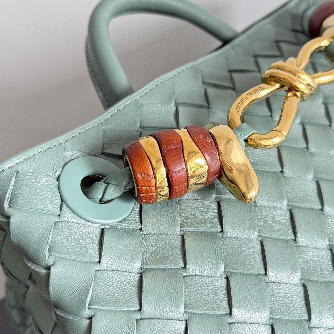 BOTTEGA VENETA 보테가베네타 Andiamo 인트레치아토 토트 크로스백 7