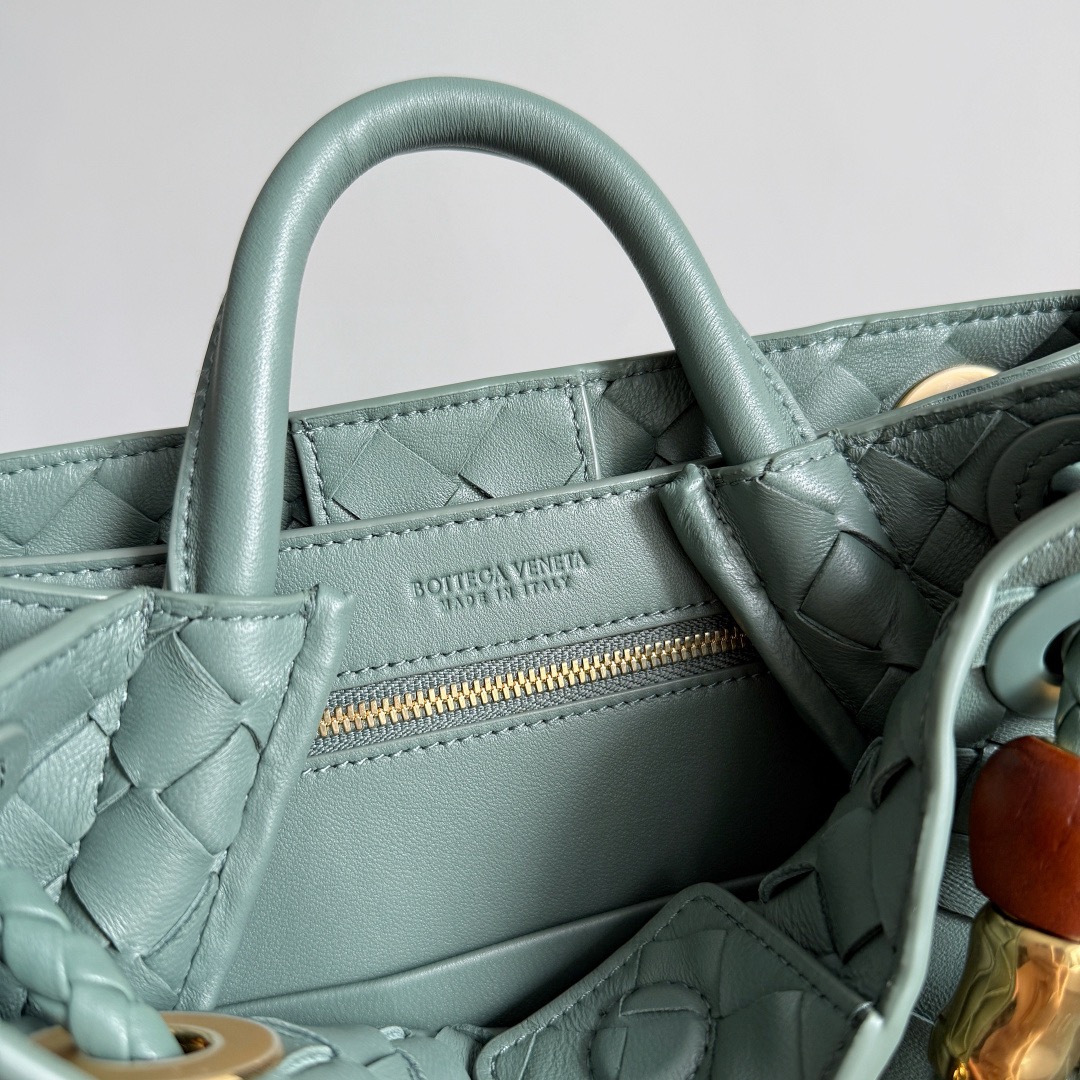 BOTTEGA VENETA 보테가베네타 Andiamo 인트레치아토 토트 크로스백 8