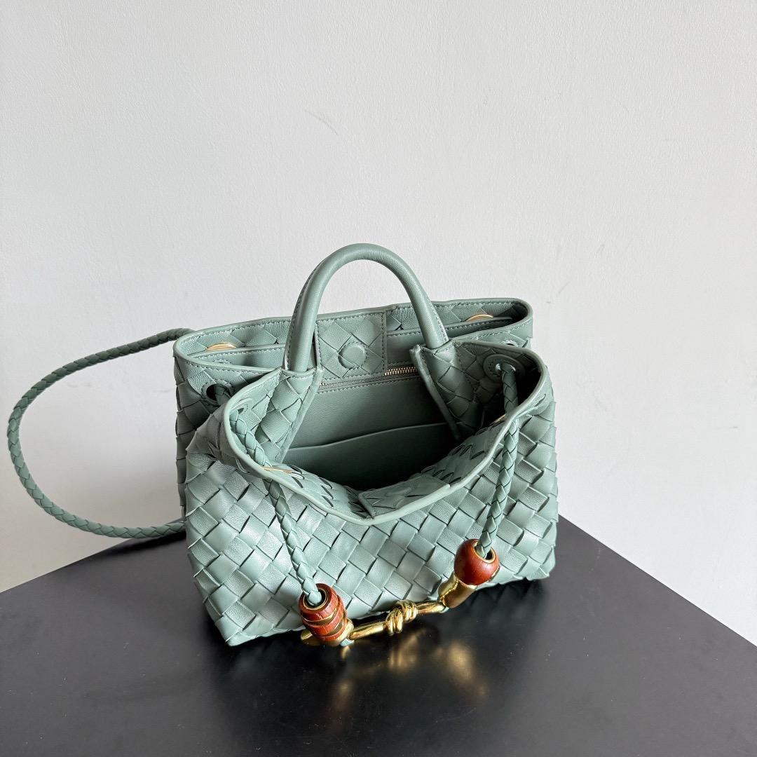 BOTTEGA VENETA 보테가베네타 Andiamo 인트레치아토 토트 크로스백 9