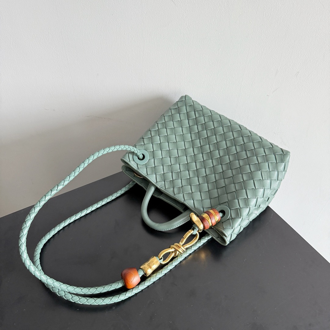 BOTTEGA VENETA 보테가베네타 Andiamo 인트레치아토 토트 크로스백 10