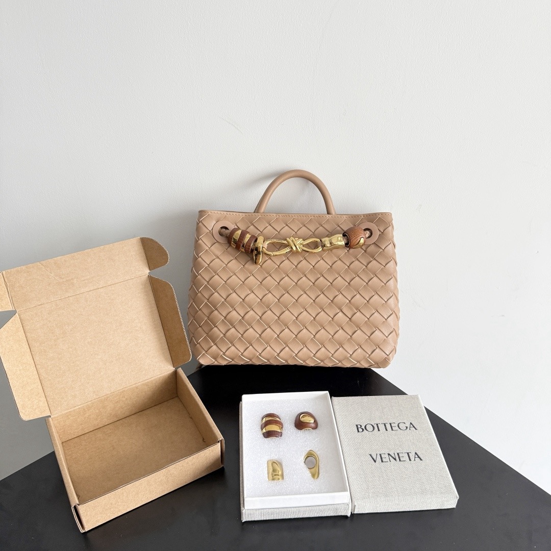 BOTTEGA VENETA 보테가베네타 Andiamo 인트레치아토 숄더 토트백 1