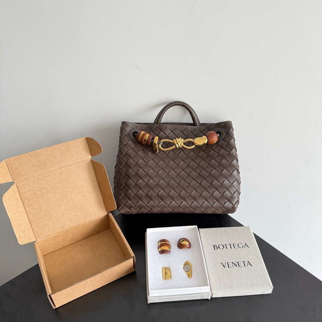 BOTTEGA VENETA 보테가베네타 Andiamo 안디아모 인트레치아토 토트백 1