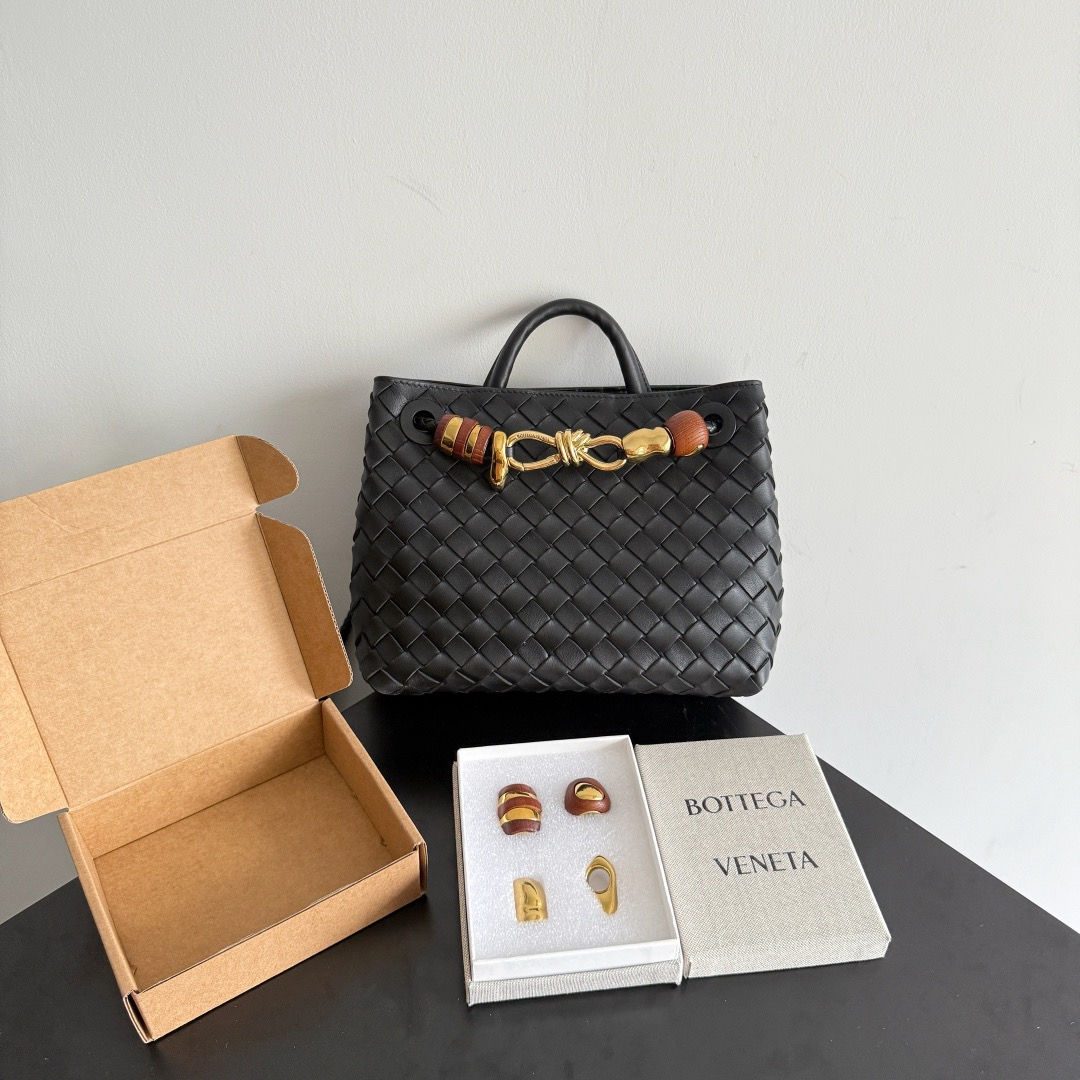 BOTTEGA VENETA 보테가베네타 Andiamo 인트레치아토 미니 토트 크로스백 1
