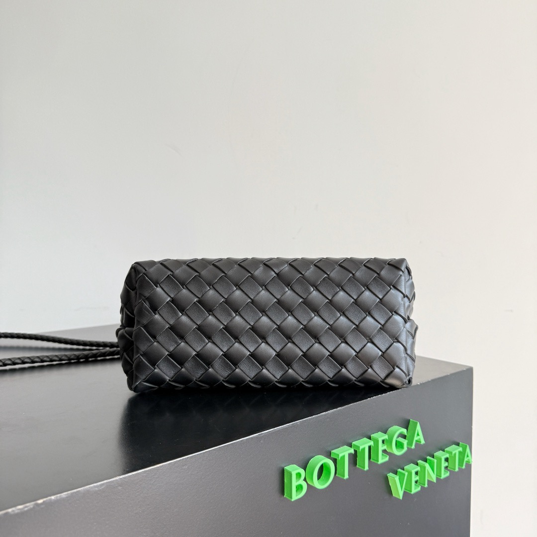 BOTTEGA VENETA 보테가베네타 Andiamo 인트레치아토 미니 토트 크로스백 4
