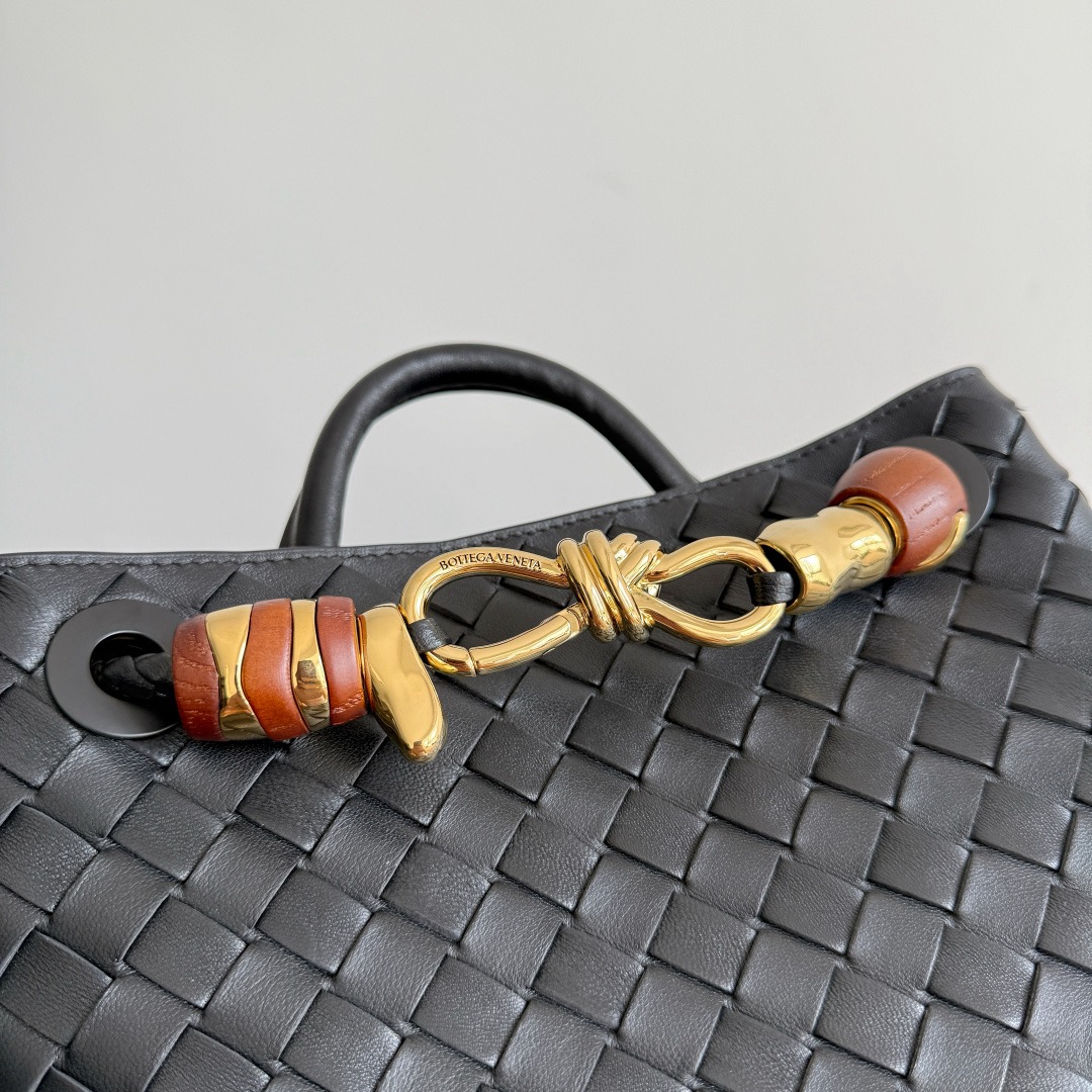 BOTTEGA VENETA 보테가베네타 Andiamo 인트레치아토 미니 토트 크로스백 6