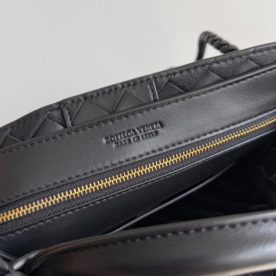 BOTTEGA VENETA 보테가베네타 Andiamo 인트레치아토 미니 토트 크로스백 8