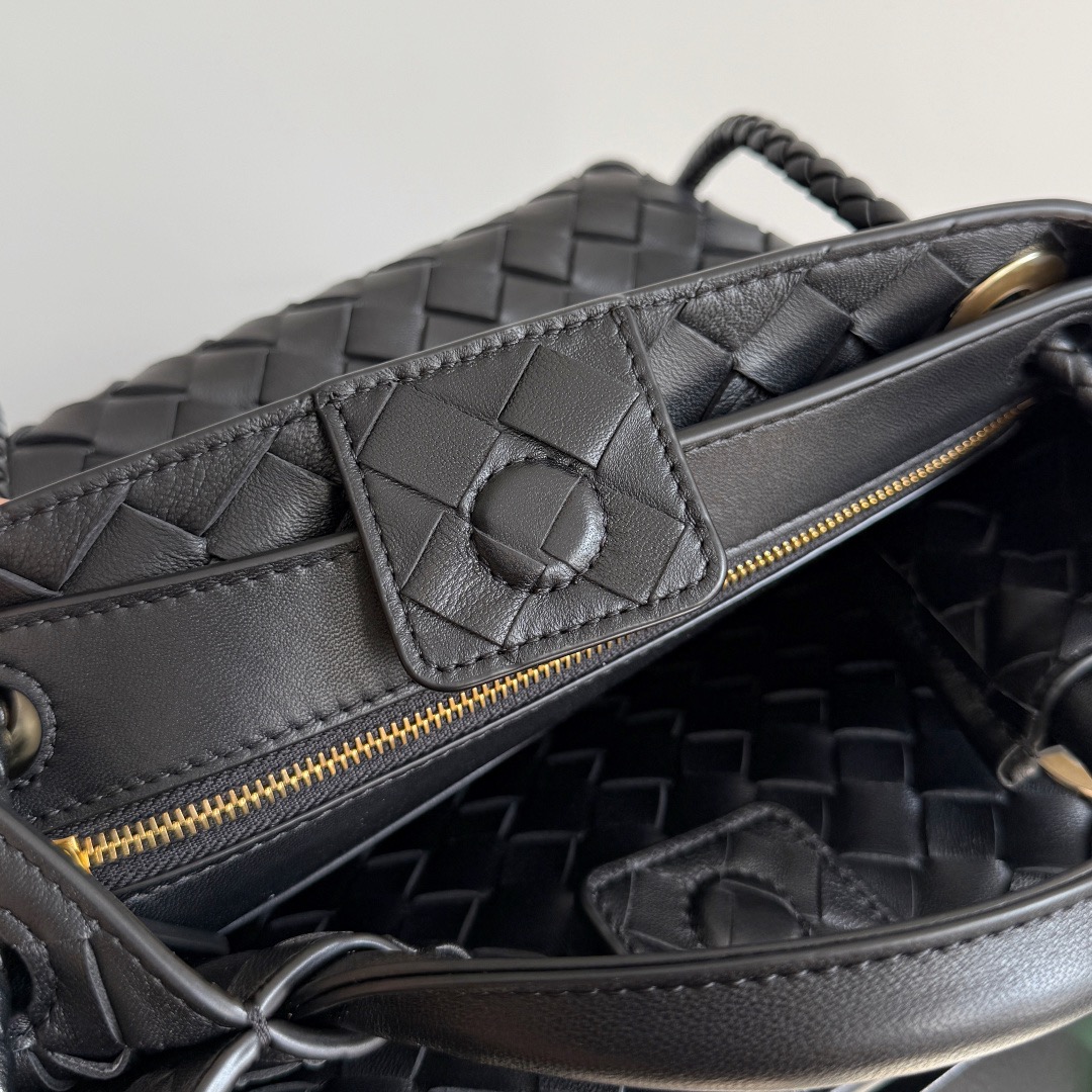 BOTTEGA VENETA 보테가베네타 Andiamo 인트레치아토 미니 토트 크로스백 9