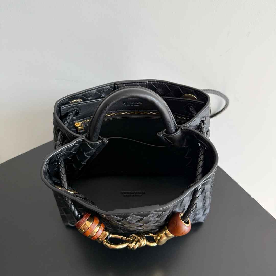 BOTTEGA VENETA 보테가베네타 Andiamo 인트레치아토 미니 토트 크로스백 10