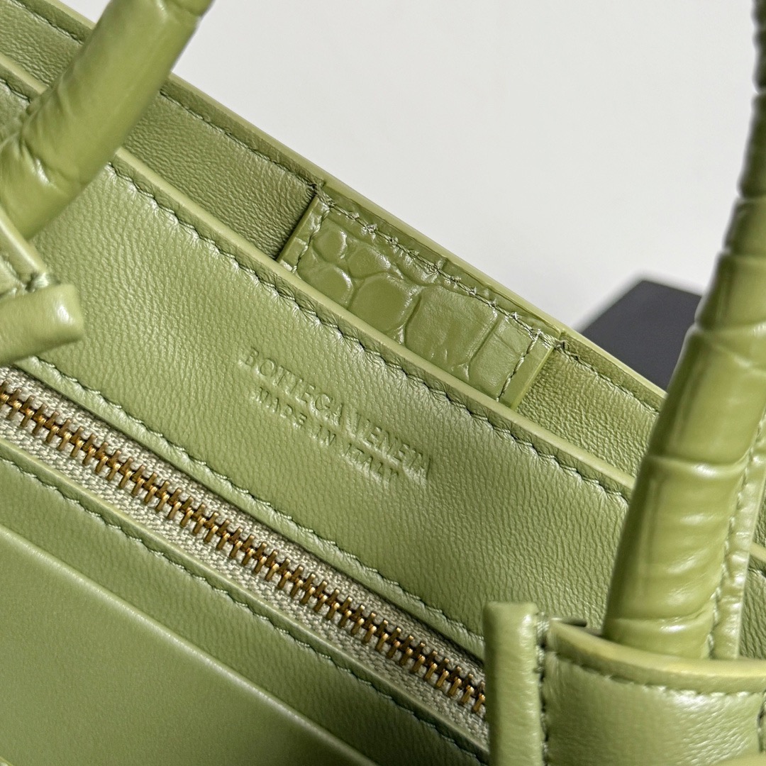 BOTTEGA VENETA 보테가베네타 미니 안디아모 악어가죽 토트백 9