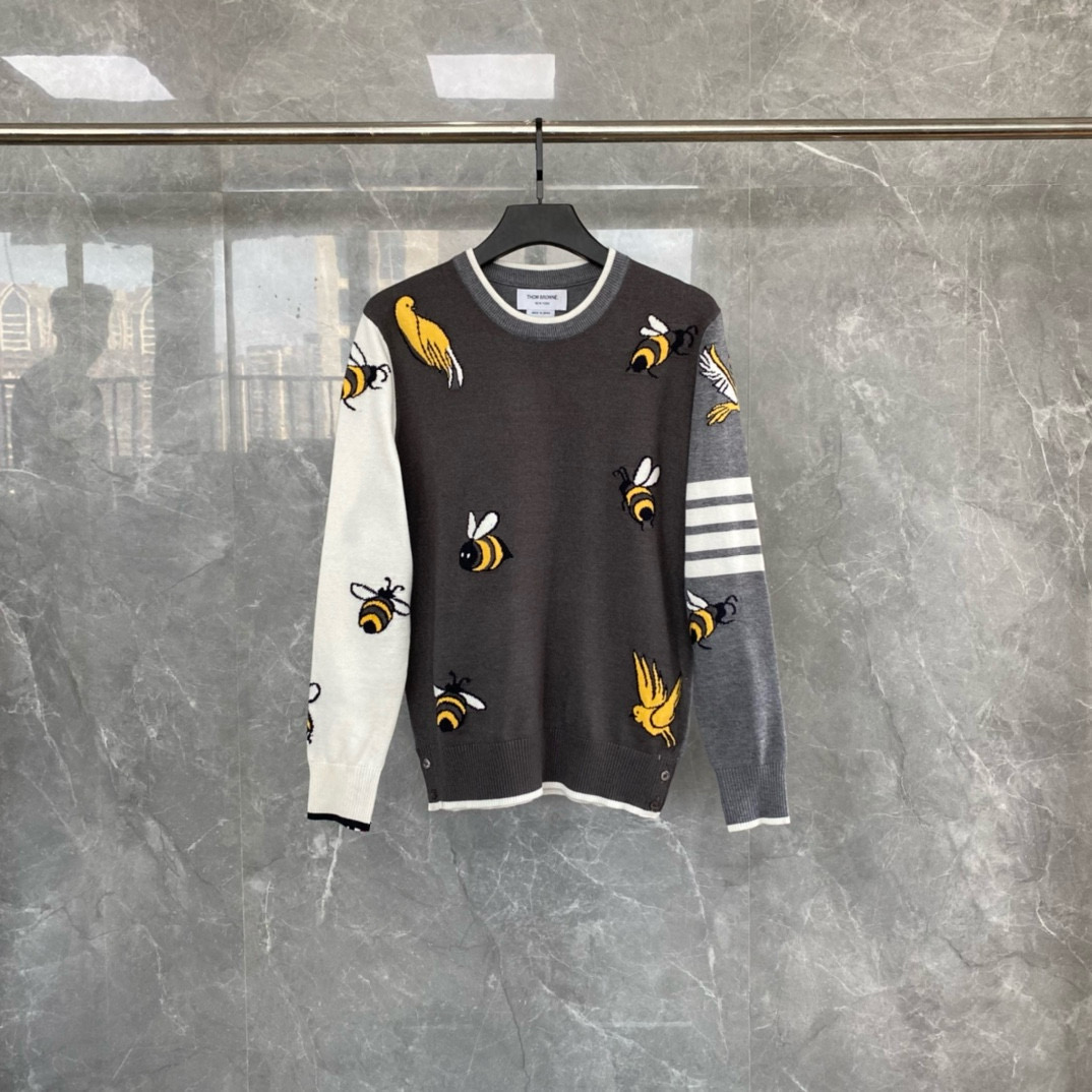 Thom Browne 톰브라운 TB23 FW 벌 자수 라운드넥 니트 스웨터 7